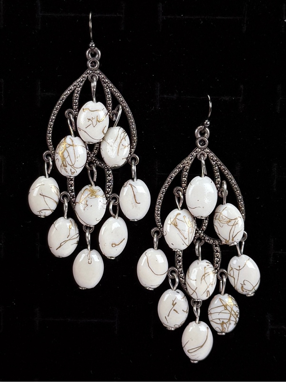 Lightweight Silvertone speckled accent Bohemian chic pierced earrings